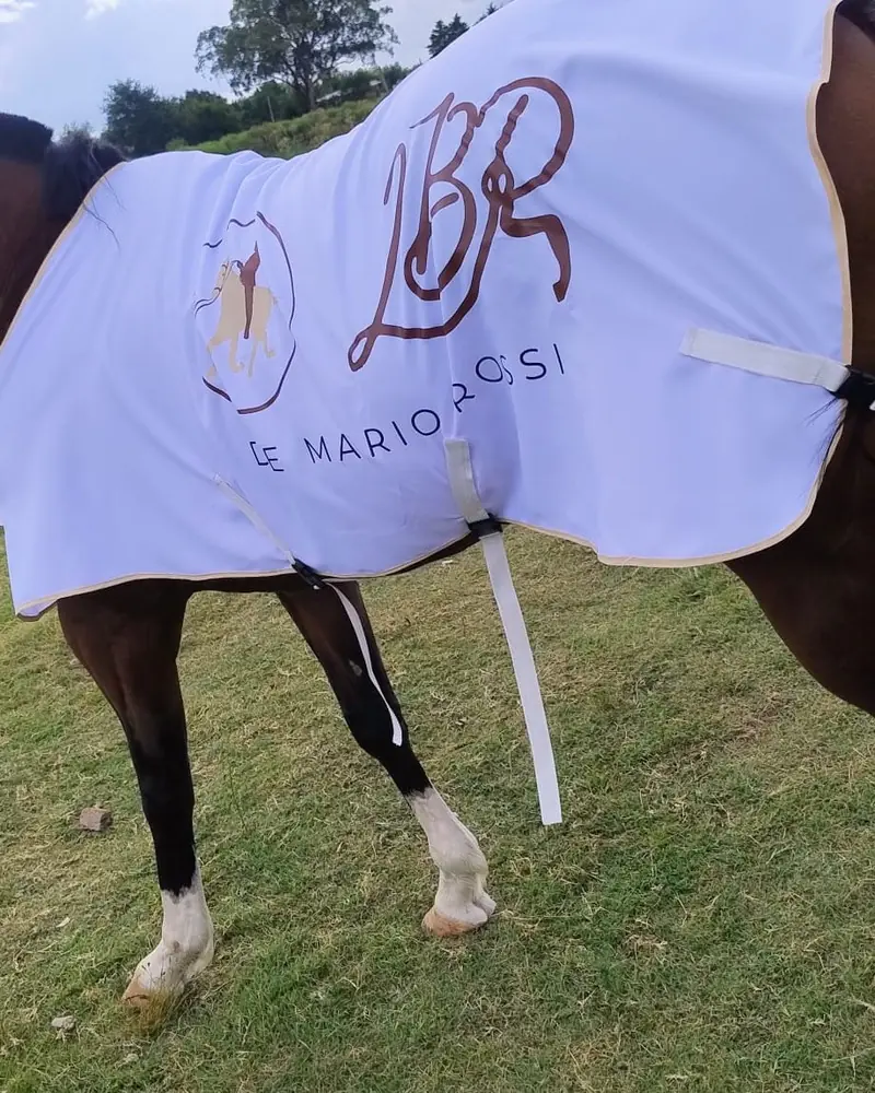 Manta y careta blanca con vivos beige y logo, hecha a mano por Ejemplares